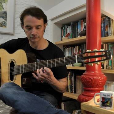 Face to face With Hernán Navarro Who Playing Aiersi Gypsy Guitar  (Original from italiansnews.it)